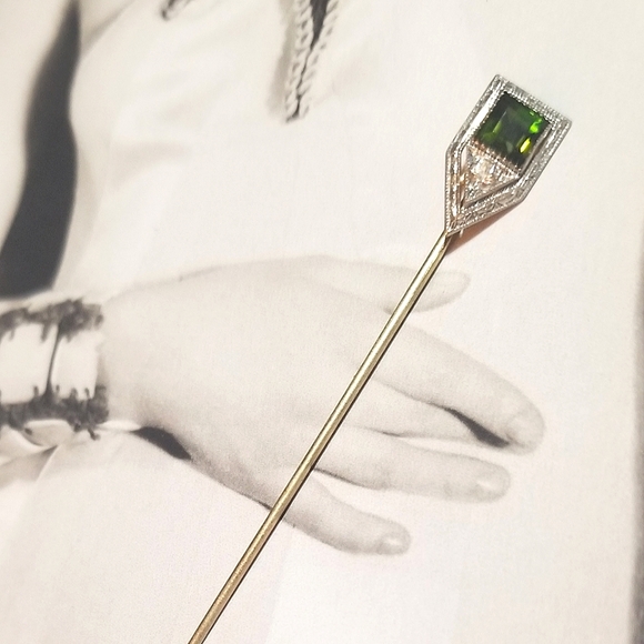 1920s SOLID 14KT & PLATINUM Diamond and Peridot Stick Pin - Picture 2 of 8